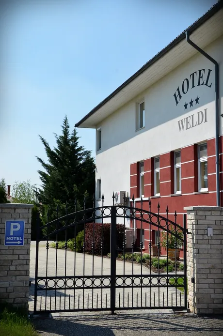 Zárt udvar és parkoló