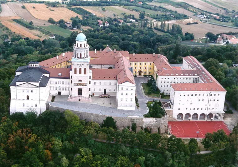 A Pannonhalmi Bencés Főapátság madártávlatból