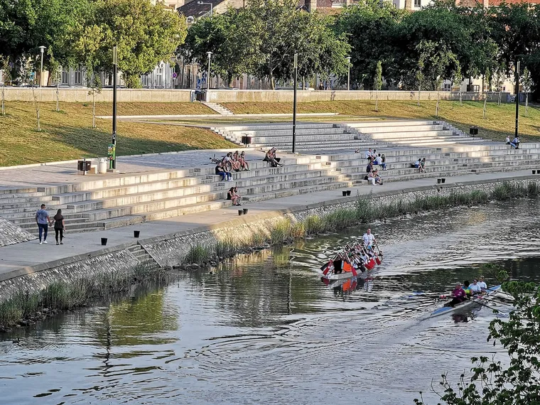 A megújult győri Rába-part lépcsős sétánya