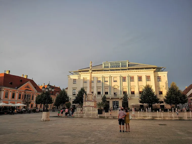 A győri Széchenyi tér a Mária-oszloppal és a Lloyd épületével