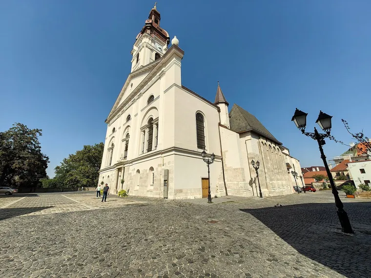 A győri Nagyboldogasszony-székesegyház a Káptalandombon