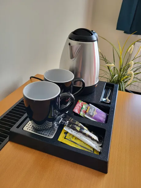 Tea- és kávébekészítés a szobában