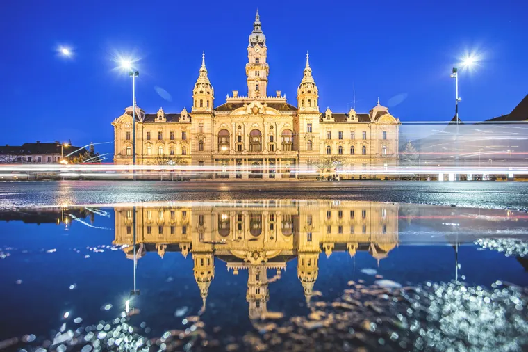 A győri Városháza esti kivilágításban